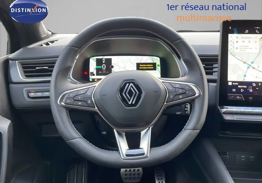 Volant Renault Captur E-Tech hybride 2025 en vue frontale avec tableau de bord numérique et écran tactile central.