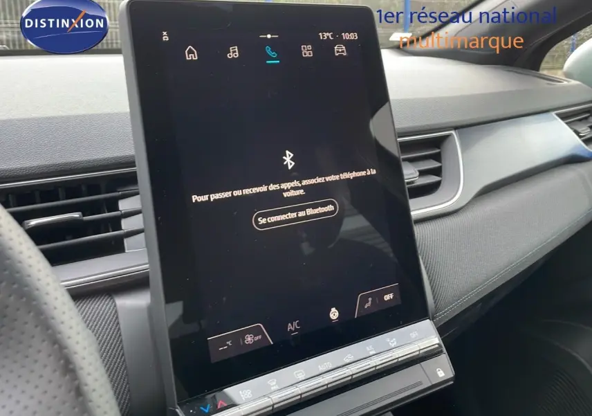 Écran tactile central du tableau de bord du Renault Captur E-Tech hybride 2025, finition Esprit Alpine noire et grise.