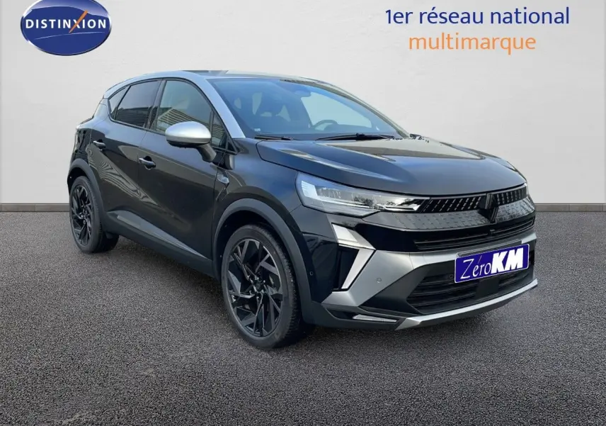 Renault Captur E-Tech hybride noir étoile avec toit gris, vue 3/4 avant mettant en valeur ses jantes noires et calandre moderne.