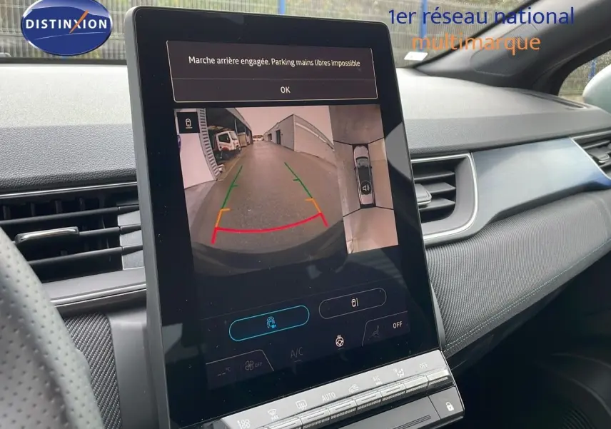 Vue intérieure du tableau de bord du Renault Captur E-Tech hybride 2025 avec écran tactile affichant la caméra de recul.