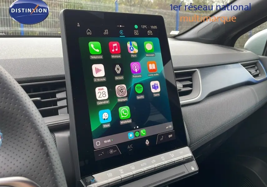 Intérieur du Renault Captur E-Tech 2025 montrant l'écran tactile central vertical avec interface connectée.