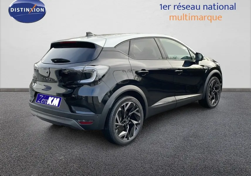 Vue 3/4 arrière droite du Renault Captur noir étoile avec toit gris, jantes noires et feux LED distinctifs.