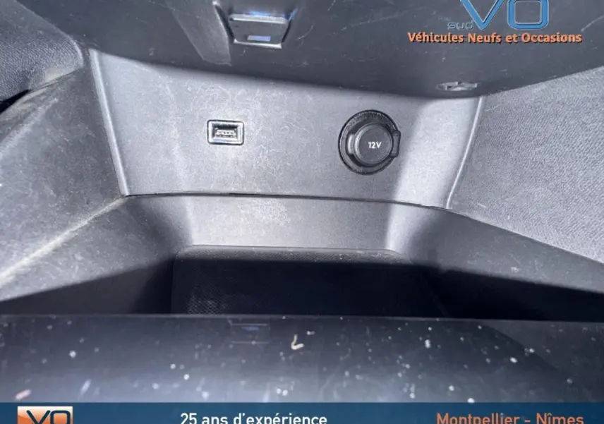 Prise USB et prise 12V en gros plan dans l'habitacle du Peugeot 3008 gris foncé, version GT Line 2018.