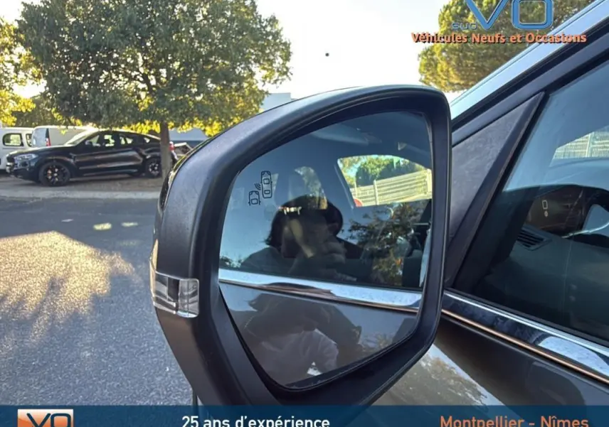 Rétroviseur droit gris foncé du Peugeot 3008 GT Line 2018, avec clignotant intégré et reflet de l'habitacle visible.