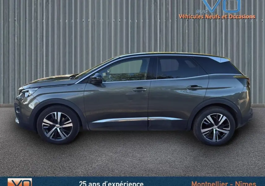 Profil côté gauche du Peugeot 3008 GT Line gris foncé de 2018 avec jantes alliage 18 pouces sur fond neutre.