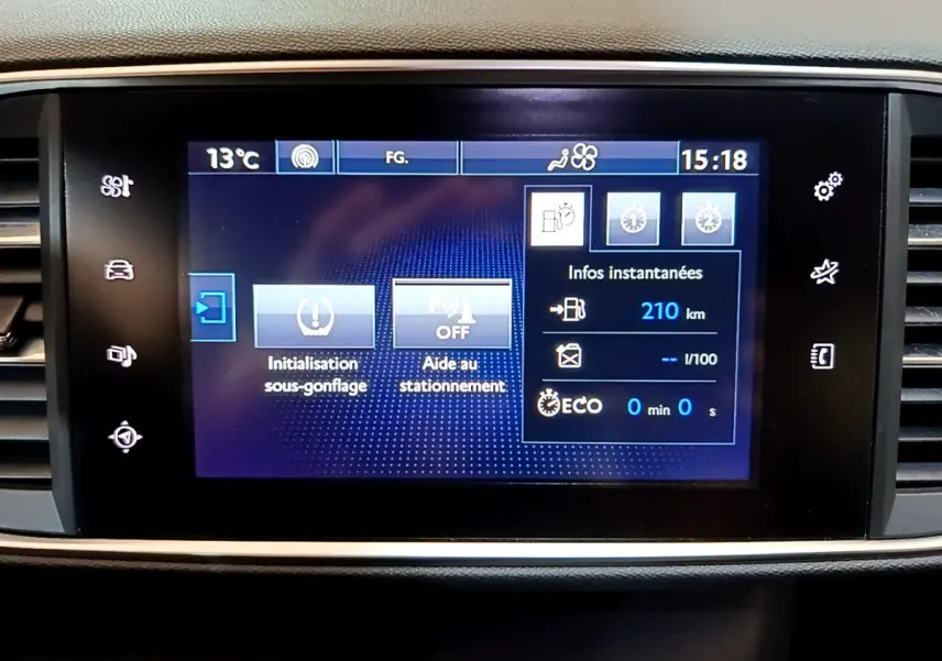 Écran tactile central affichant les fonctions d'aide au stationnement et sous-gonflage sur Peugeot 308 GT Line 2016.