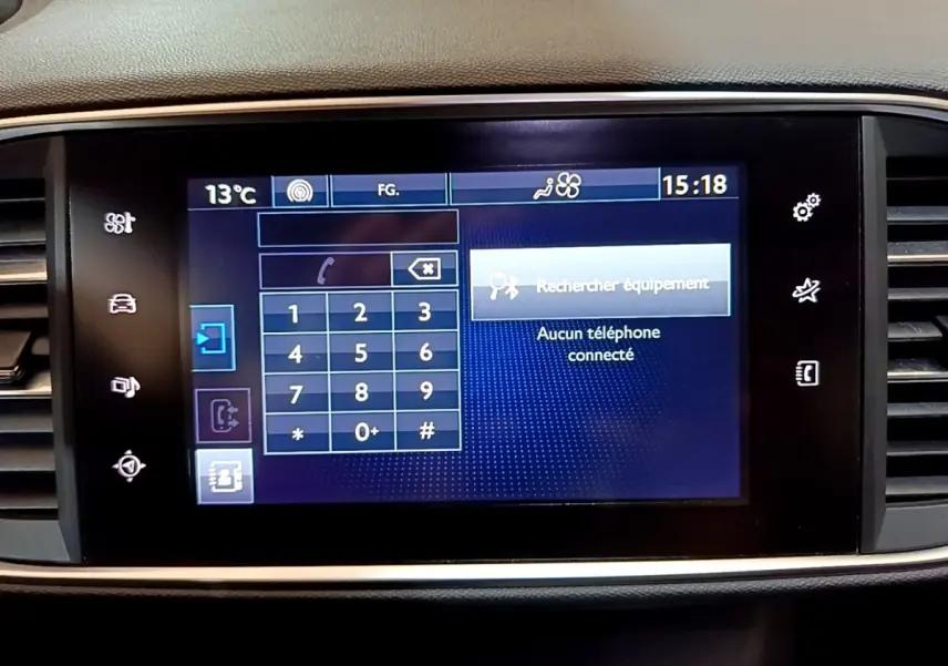 Écran tactile central du système multimédia d'une Peugeot 308 gris foncé, affichant le menu téléphone.