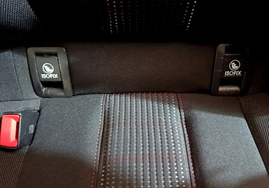 Gros plan sur la banquette arrière noire avec fixations ISOFIX et couture rouge visible dans une Peugeot 308 GT Line 2016.