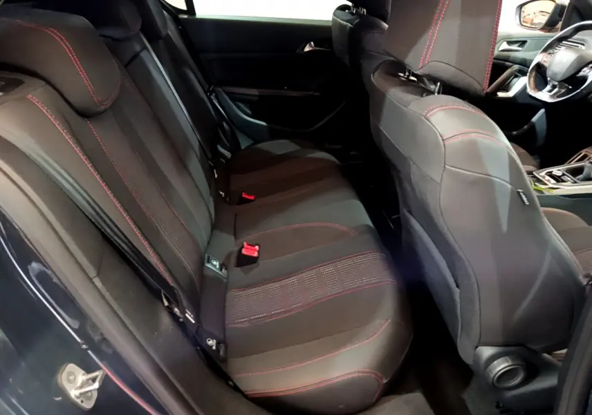 Vue intérieure côté gauche montrant la banquette arrière noire avec surpiqûres rouges du Peugeot 308 GT Line 2016.