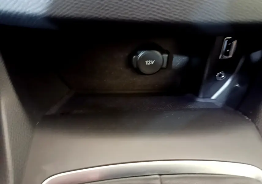 Prise 12V et port USB dans le rangement central intérieur de la Peugeot 308 gris foncé, version GT Line 2016.
