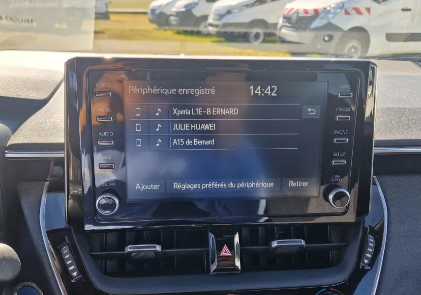 Écran tactile central de la Toyota Corolla Hybride 2019, affichant la connexion Bluetooth avec plusieurs périphériques.
