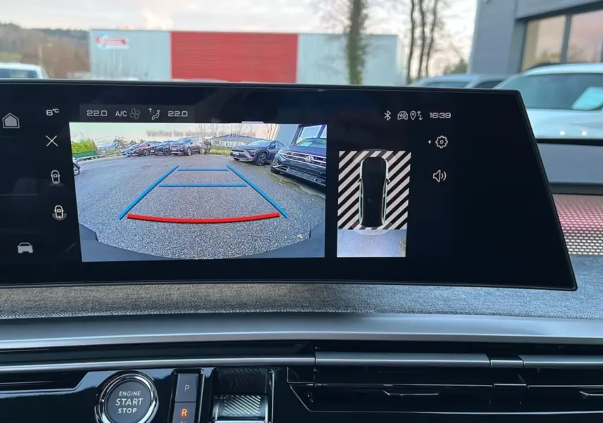 Vue du tableau de bord du Peugeot 5008 Hybrid 145 GT Alcantara 2025 avec écran caméra de recul et commandes tactiles.
