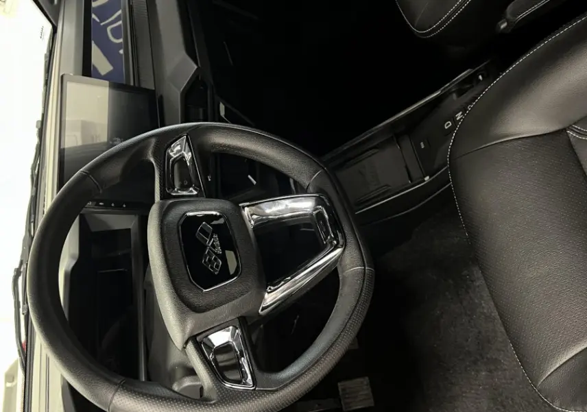 Vue intérieure centrée sur le volant et siège noir du tableau de bord de la LIGIER JS50 BEV 8KWH ELITE 2025.