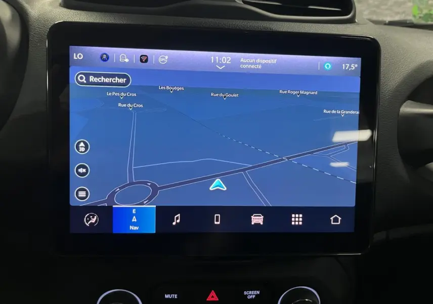 Écran tactile central du Jeep Renegade 2024 affichant la navigation GPS dans l'habitacle noir.