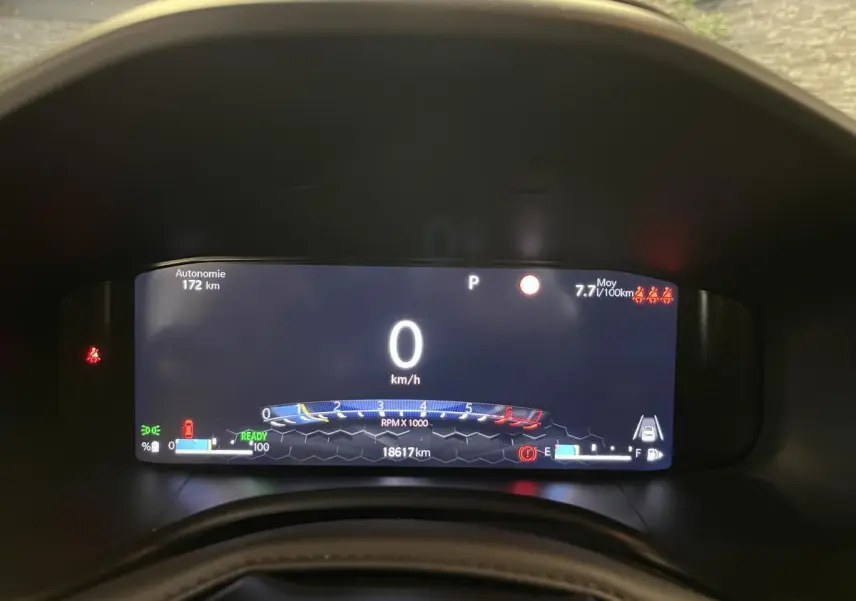 Affichage numérique du tableau de bord du Jeep Renegade 2024 montrant la vitesse à 0 km/h et l'autonomie restante de 172 km.