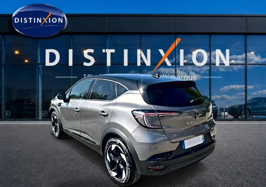 Renault Captur gris cassiopée en 3/4 arrière droit, avec jantes alu et vitres arrière surteintées.