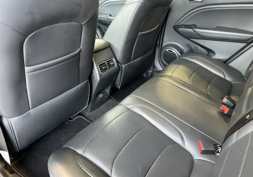 Vue arrière intérieure du SERES 3 Electric 2022 avec sièges en cuir noir et aérateurs centraux entre les sièges avant.