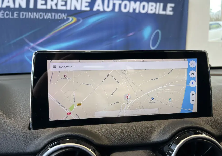 Écran tactile central affichant un GPS avec carte routière, intégré dans le tableau de bord du SERES 3 électrique.
