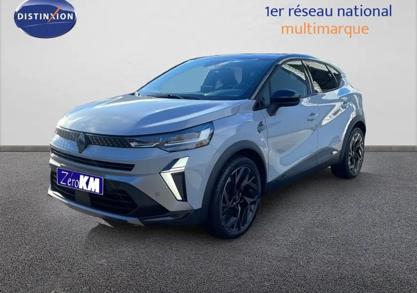 Renault Captur E-Tech hybride gris Rafale avec toit noir, vue 3/4 avant mettant en valeur ses jantes noires et feux LED.