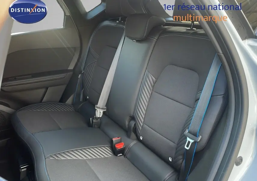 Vue intérieure des sièges arrière en tissu noir avec surpiqûres bleues du Renault Captur E-Tech hybride 2025.