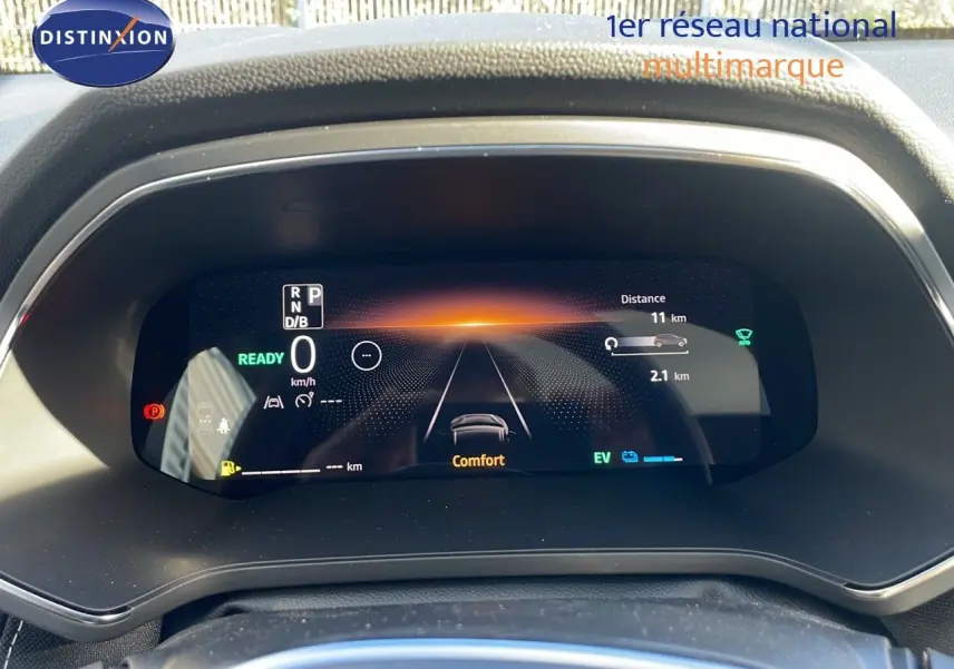 Tableau de bord numérique du Renault Captur E-Tech hybride 2025 affichant mode confort et informations de conduite.