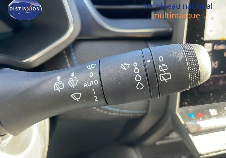 Gros plan sur la commande d'essuie-glace du Renault Captur E-Tech gris rafale, intérieur avec détails du tableau de bord.