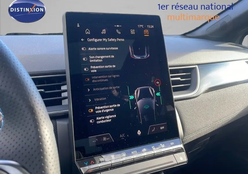 Écran tactile central du tableau de bord du Renault Captur E-Tech hybride 2025 avec réglages d'assistance à la conduite.