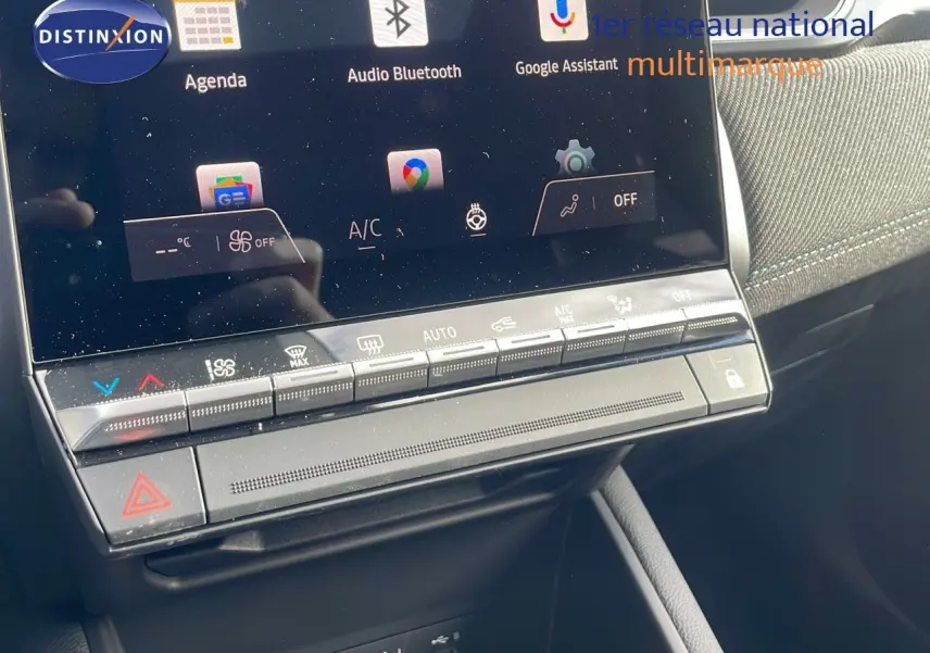 Détail de la console centrale du Renault Captur E-Tech hybride 2025 avec écran tactile et commandes climatisation.