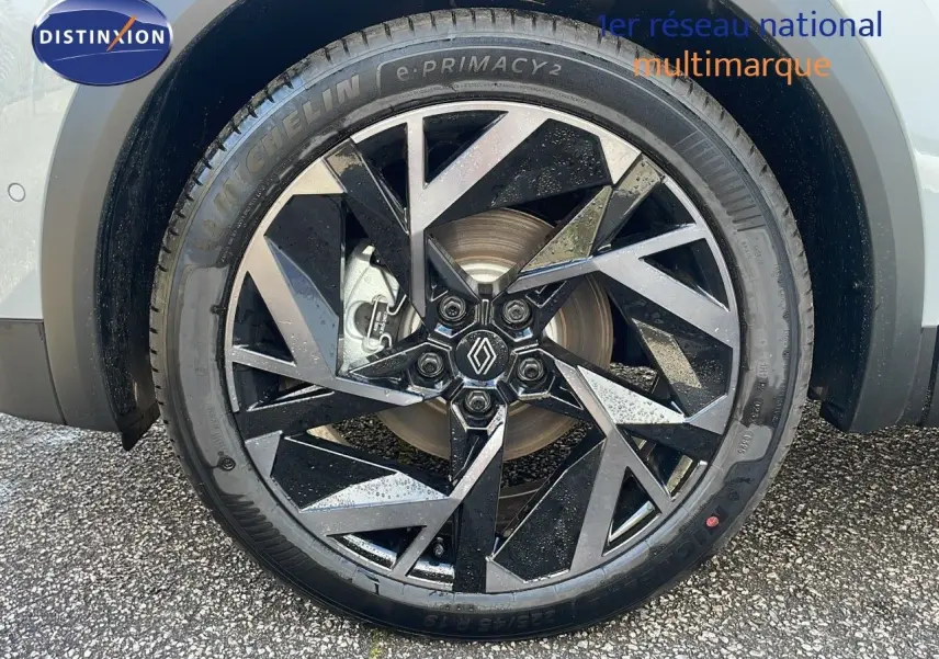 Gros plan sur la roue avant gauche du Renault Captur gris Rafale avec jante diamantée noire et argentée.