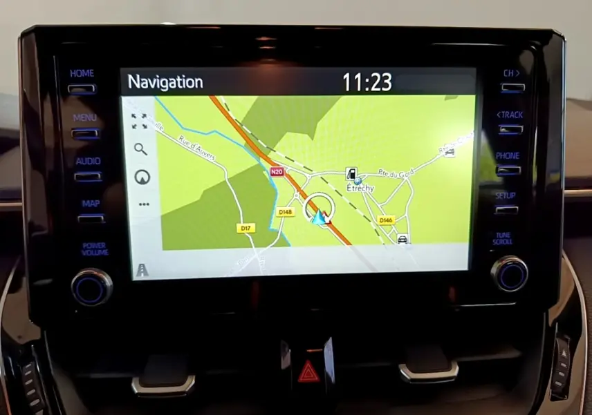 Écran tactile de navigation 8 pouces affichant une carte, tableau de bord noir de Toyota Corolla hybride 2021.