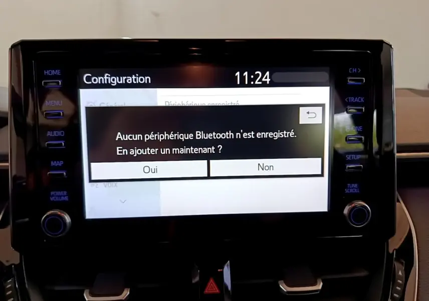 Écran tactile central de la Toyota Corolla hybride 2021 affichant un message Bluetooth, vue intérieure frontale.