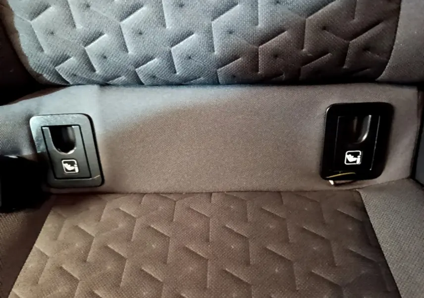 Détail des fixations Isofix sur la banquette arrière noire de la Toyota Corolla Hybride 2021.