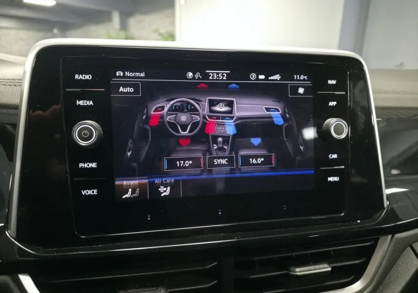 Écran tactile central du Volkswagen T-Roc 2025 affichant la climatisation bi-zone avec interface moderne.
