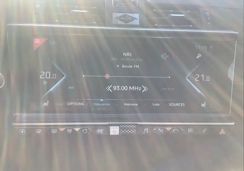 Écran tactile central du tableau de bord du DS7 Crossback 2023, affichant la radio FM et la climatisation.