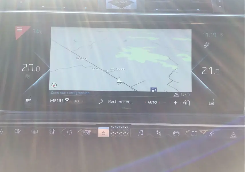 Vue rapprochée de l’écran tactile central du DS7 Crossback noir 2023, affichant la navigation GPS et les réglages climatiques.