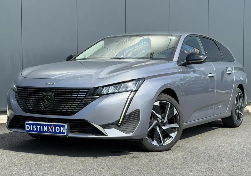 Peugeot 308 SW gris Artense vue 3/4 avant droit, jantes alliage 17'' et calandre noire distinctive.
