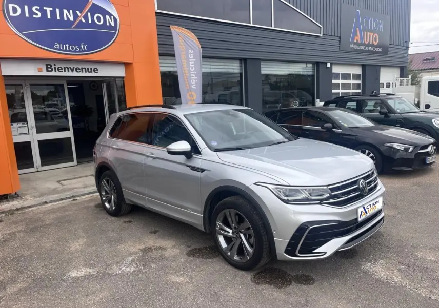 Volkswagen Tiguan 1.4 eHybrid gris dauphin métallisé, vue 3/4 avant avec jantes alu et vitres surteintées.