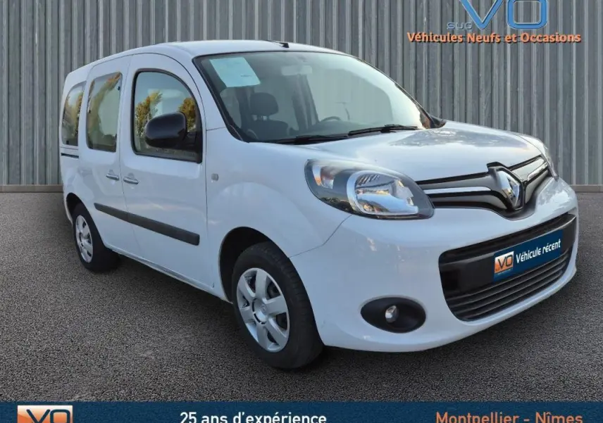 Vue 3/4 avant d'un Renault Kangoo blanc de 2016 avec porte latérale et rétroviseurs noirs sur fond neutre.