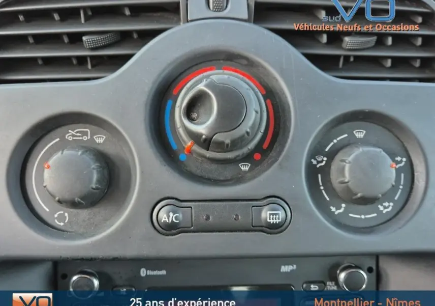 Commandes de climatisation manuelle du Renault Kangoo dCi 75 Energy Zen 2016, vues de face en intérieur.