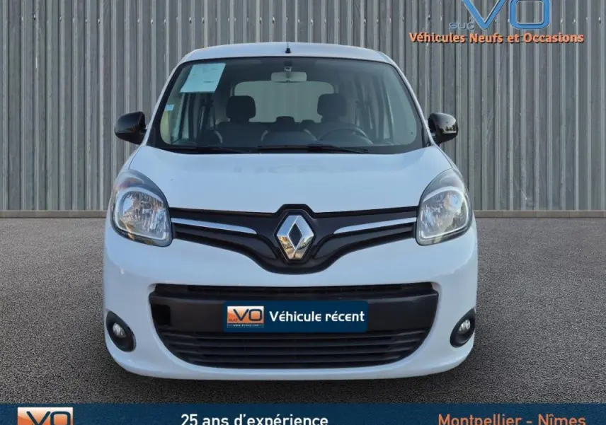 Vue de face d'un Renault Kangoo blanc 2016 avec phares antibrouillard et calandre noire distinctive.