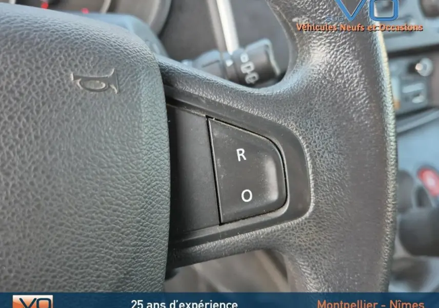 Gros plan sur les boutons de commande au volant du Renault Kangoo blanc dCi 75 Energy Zen de 2016.