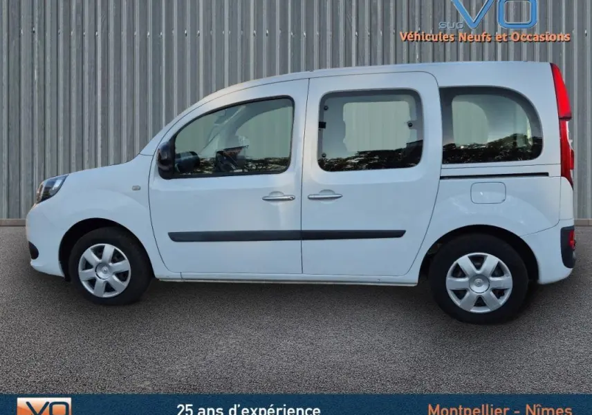 Profil latéral gauche du Renault Kangoo blanc dCi 75 Energy Zen 2016 avec portes latérales et vitres surteintées.