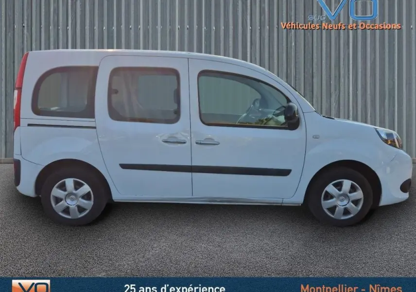 Profil côté gauche d'un Renault Kangoo blanc de 2016 avec porte latérale et vitres surteintées.