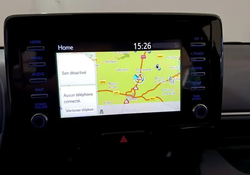 Écran tactile central de la Toyota Yaris Hybride 116h 2021 affichant la navigation avec carte routière détaillée.