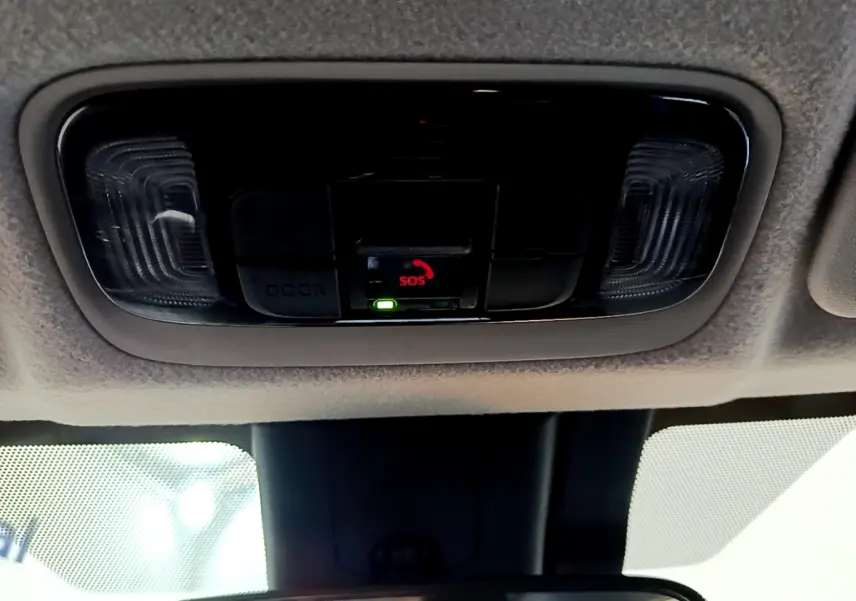 Vue en gros plan du plafonnier intérieur avec bouton SOS et éclairages dans une Toyota Yaris hybride gris clair 2021.