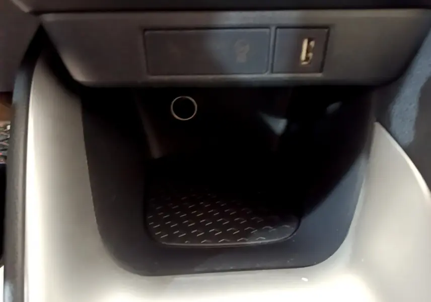 Prise USB et allume-cigare dans la console centrale noire et grise de la Toyota Yaris Hybride 2021.