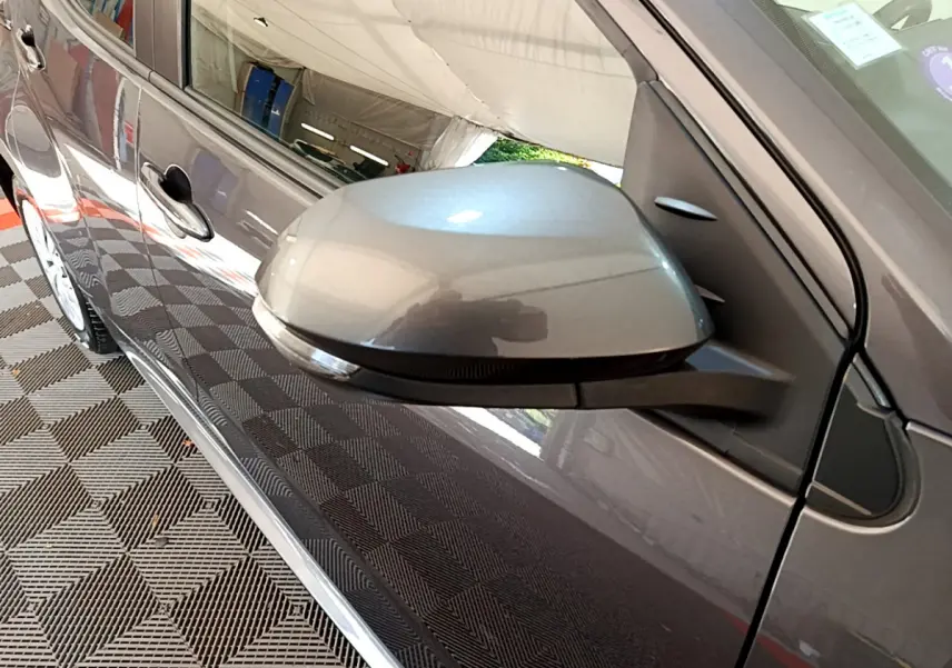 Rétroviseur côté gauche gris clair de la Toyota Yaris hybride 2021, avec clignotant intégré visible.