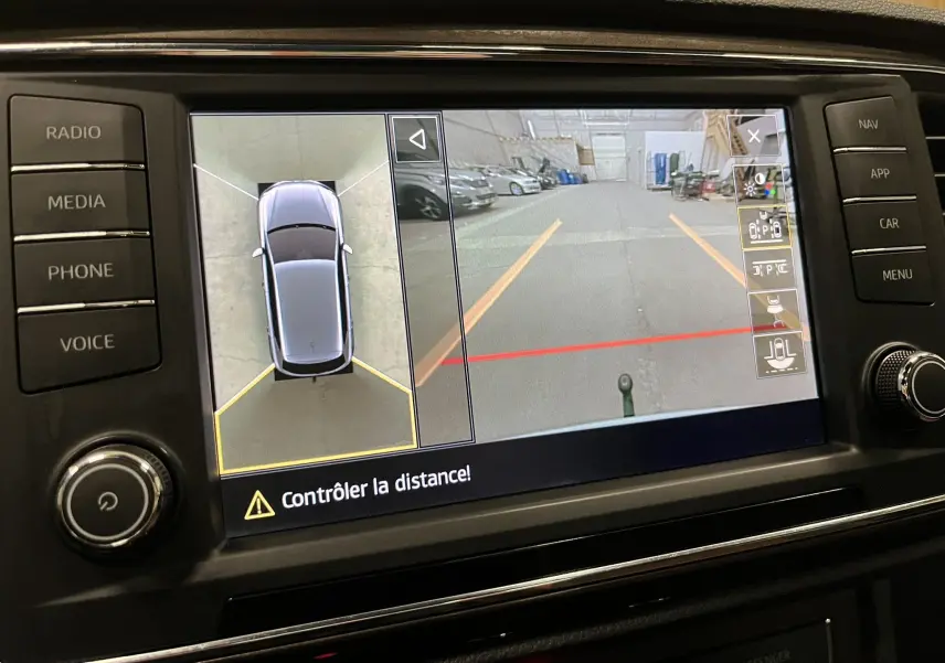 Écran de caméra 360 et de recul du tableau de bord du SEAT Ateca blanc, vue intérieure sur l'aide au stationnement.