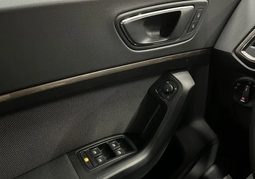 Vue rapprochée de la porte avant gauche noire du SEAT Ateca 2016, avec commandes de vitres et rétroviseurs.