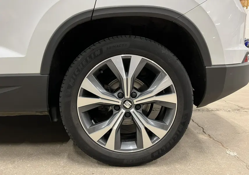 Gros plan sur la roue arrière droite du SEAT Ateca blanc de 2016, avec jante alliage et pneu Michelin.